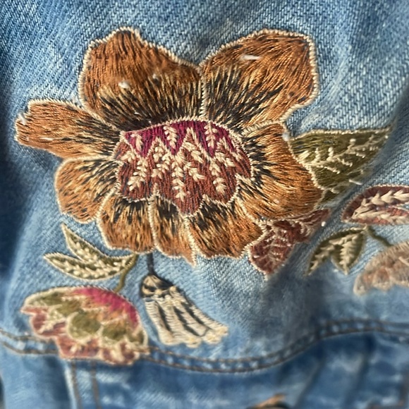 NWT Driftwood embroidered Jean jacket with faux suede accent - Picture 4 of 7
